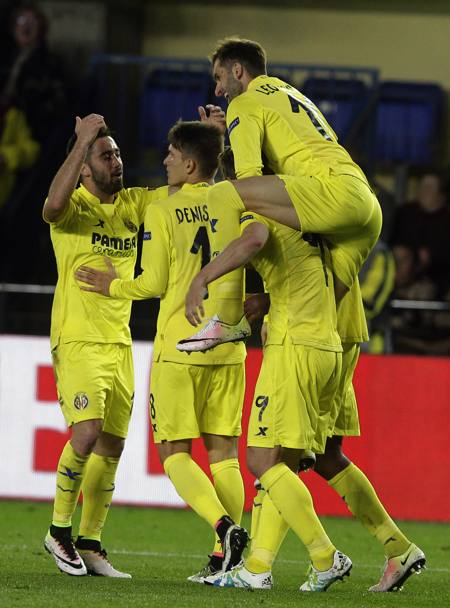 Il Villarreal esulta al gol di Bakambu. AFP